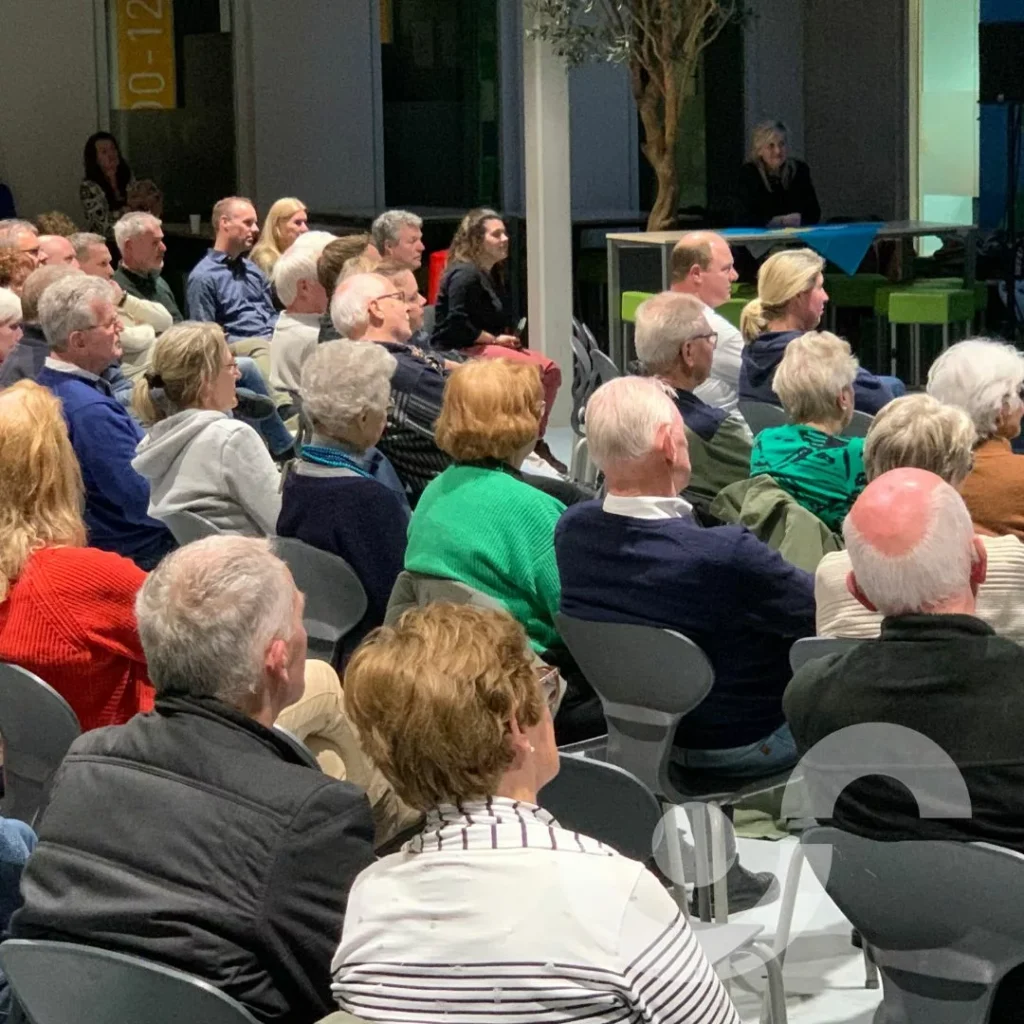 EEN VOLLE ZAAL VOL MET VRAGEN