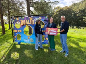 Dankzij Rotary Wieringerland een graafmachine voor het speelbos!